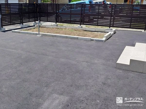 花壇と目隠しフェンスで整えたすっきり外構