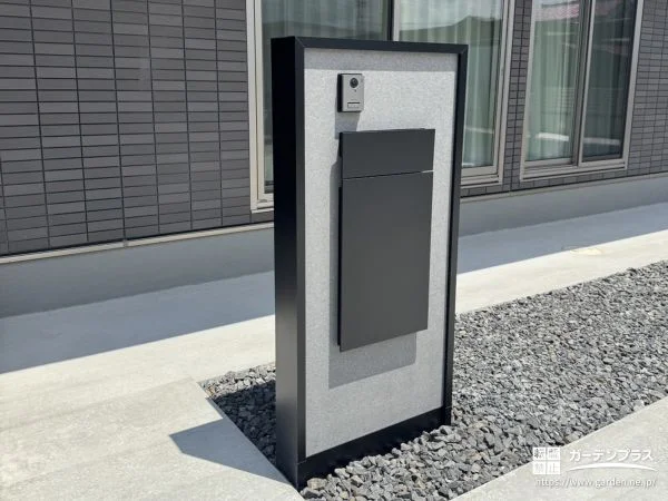 宅配ボックス付きなのにスタイリッシュな機能門柱