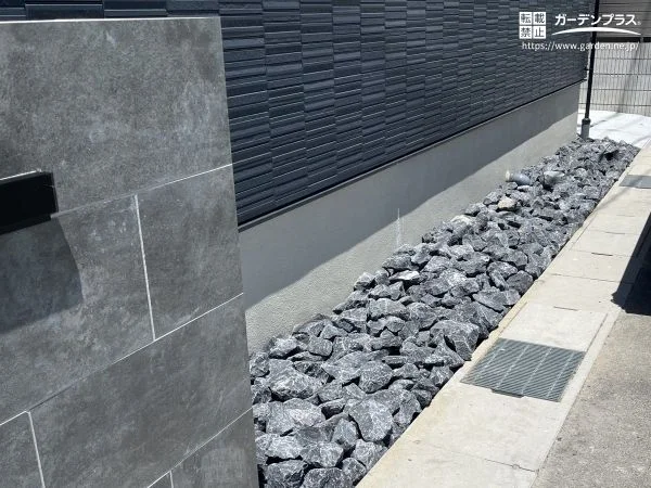 重厚感ある門柱とロックガーデンの調和