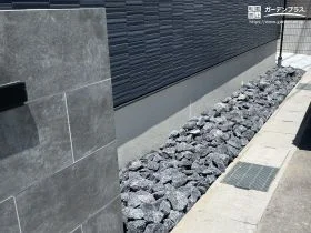 重厚感ある門柱とロックガーデンの調和[施工後]