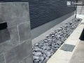 重厚感ある門柱とロックガーデンの調和
