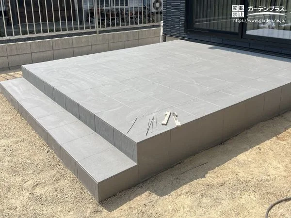 シンプルながらも高級感があるお庭を繋げるタイルデッキ