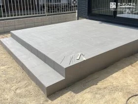 シンプルながらも高級感があるお庭を繋げるタイルデッキ[施工後]