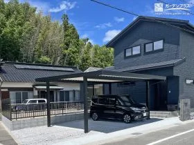 黒い外観を引き立てる、コストに配慮した新築外構