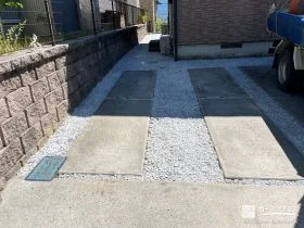 白バラスとコンクリートで駐車スペースを明るく快適に整えた工事