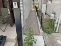 ベージュの砂利で住まいに調和する犬走り