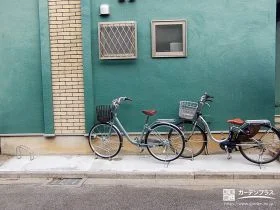 犬走りを土間コンクリートで舗装し駐輪スペースを確保した工事