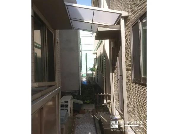 勝手口前にテラス屋根を設置し便利に活用できる空間に整えた工事