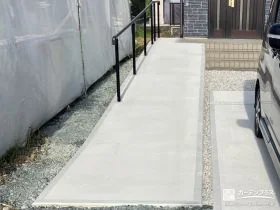 玄関までのバリアフリーな動線を確保するスロープの設置工事