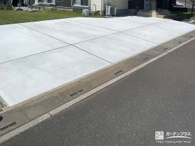 広々とした駐車スペースを仕上げる土間コンクリート打設工事