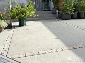 駐車スペースを彩るピンコロ石[施工後]