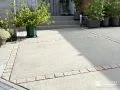 駐車スペースを彩るピンコロ石