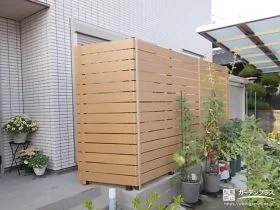 リビング前に安心の目隠し設置とピンコロ石の目地で彩る外構工事