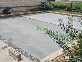 化粧ブロックで空間を区切った駐車スペースのコンクリート工事