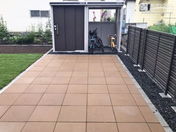 雨の日でも道具や荷物をスムーズにしまえる物置