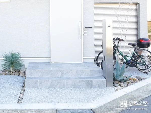 軒天の木目調と植栽が調和するナチュラルモダンな玄関まわり