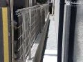 共有塀に設置した風通しの良いメッシュフェンス