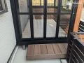 日常の癒しになる滑らかな木目調のウッドデッ