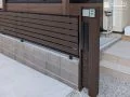 統一感を生むシックな木目調の機能門柱