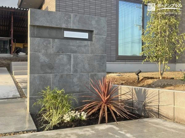 石調タイルと植栽が彩る高級感のあるタイル門柱