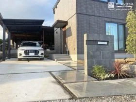 硬質な印象に植栽で柔らかさを加えたモダン新築外構