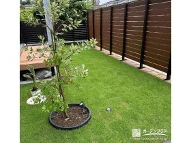 お子さまが安心して遊べるフカフカの芝生と目隠しフェンス工事