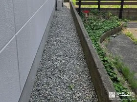 犬走りを防草シートと砂利で水はけ良く整えたリフォーム工事