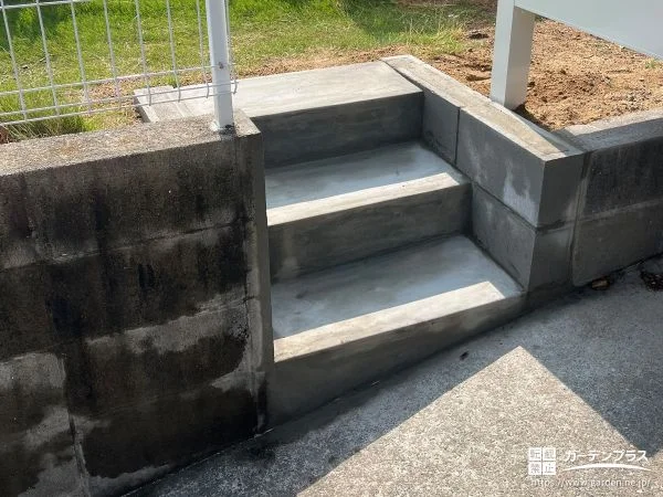 モルタル仕上げの階段