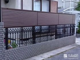 道路からの視線を優しく遮るブラウンカラーの目隠しフェンス工事