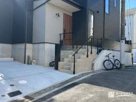 駐車スペースと安全に昇り降りできる玄関アプローチ階段の工事