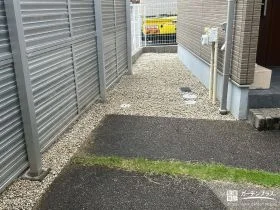 白河砂利で明るく爽やかな印象を演出した犬走りの砂利敷設工事