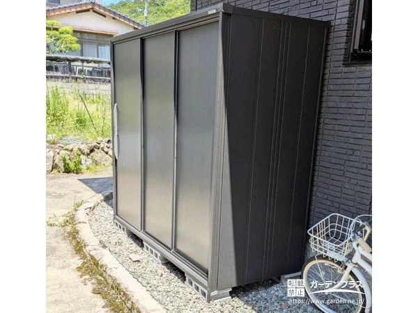 暮らしに合わせて収納力をプラス。敷地に馴染む落ち着いた物置スペース