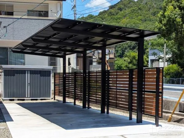 木調フェンス設置でお車の乗り降りの際のプライバシーを守る工事