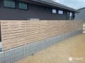 優しい木調デザインで柔らかく視線をカットするフェンス設置工事
