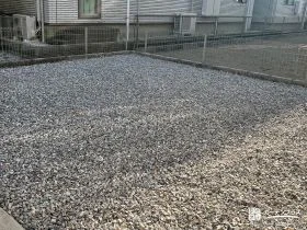 雑草対策と防犯性を兼ね備えた青砕石をお庭に敷設した工事