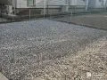 雑草対策と防犯性を兼ね備えた青砕石をお庭に敷設した工事