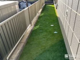 犬走りを人工芝で整え雑草に悩まない空間にしたリフォーム工事