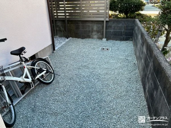 No.26817 裏庭を雑草のない快適な空間へ整えた防草シートと砂利の敷設工事[施工後]