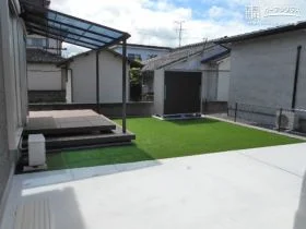 ウッドデッキと人工芝で家族が集うくつろぎの庭[施工後]