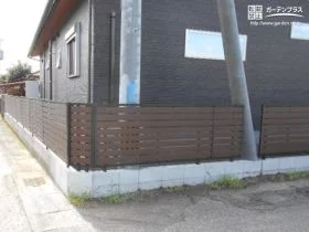 プライバシーと快適さを両立する木目調目隠しフェンス[施工後]