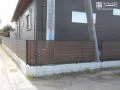 プライバシーと快適さを両立する木目調目隠しフェンス
