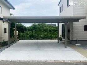 玄関前までしっかりカバーする開口延長カーポート[施工後]