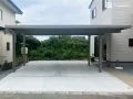 玄関前までしっかりカバーする開口延長カーポート