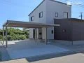 玄関先の庇を兼ねた屋根延長カーポートのある新築外構