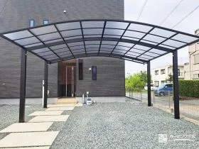 カーブを描く屋根のカーポートで2台のお車を雨から守る工事