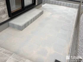 上品なグレーのインターロッキングがお住まいに馴染むテラス工事