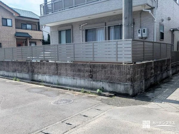 スタイリッシュな2種類のフェンスとスロープを備えた外構工事