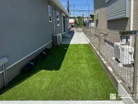 圧迫感を感じさせないメッシュフェンスで境界を明確化[施工後]