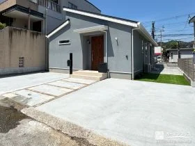 駐車スペースとお庭を快適に整えたコンクリートと人工芝の工事