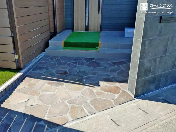 深みのある石張りアプローチで上質に迎える玄関まわり